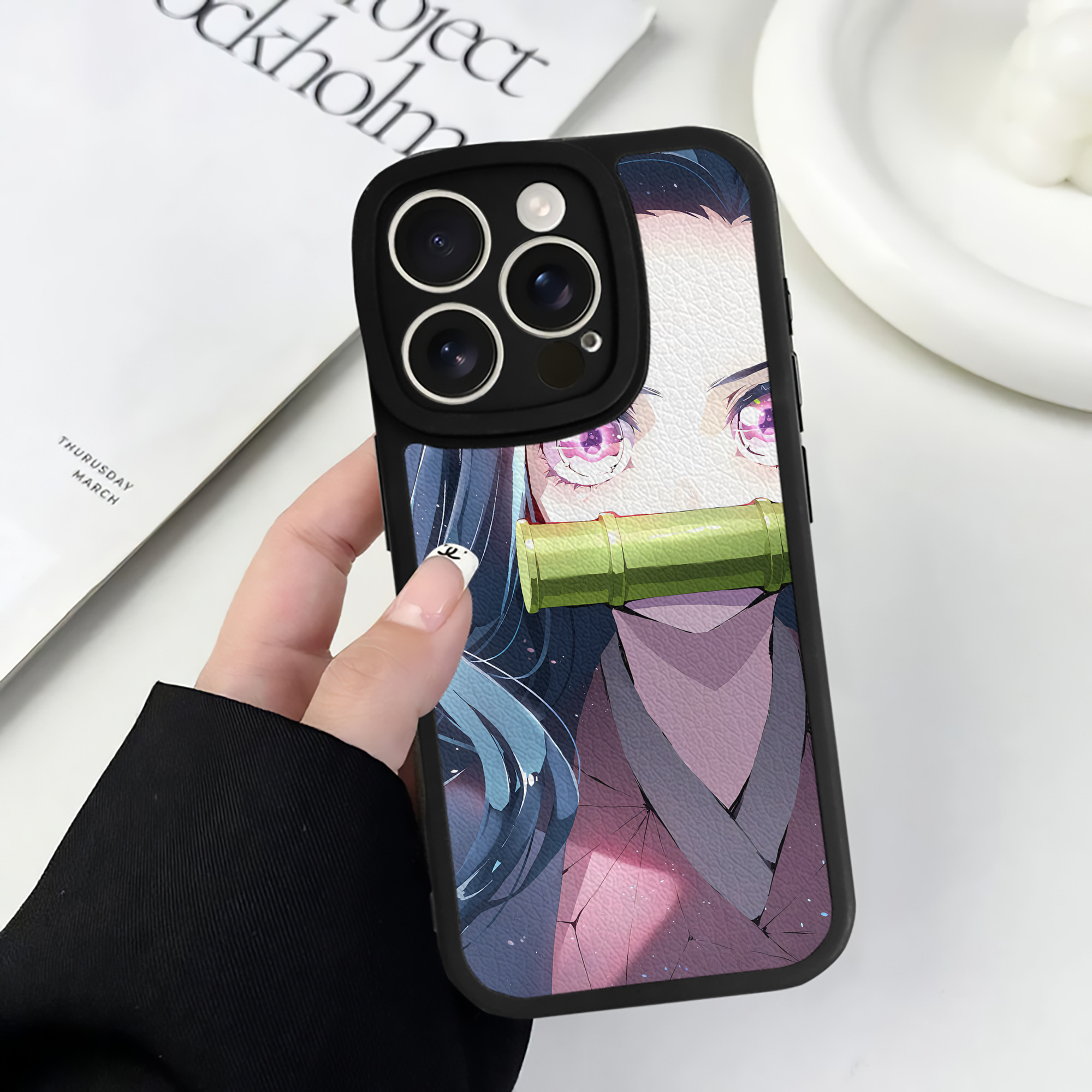 （画像用） 鬼滅の刃（きめつのやいば）竈門 禰󠄀豆子／かまど ねずこ Kamado Nezuko 【iPhone 16シリーズ対応】シリコンスマホケース（レザー調） 材質：シリコン